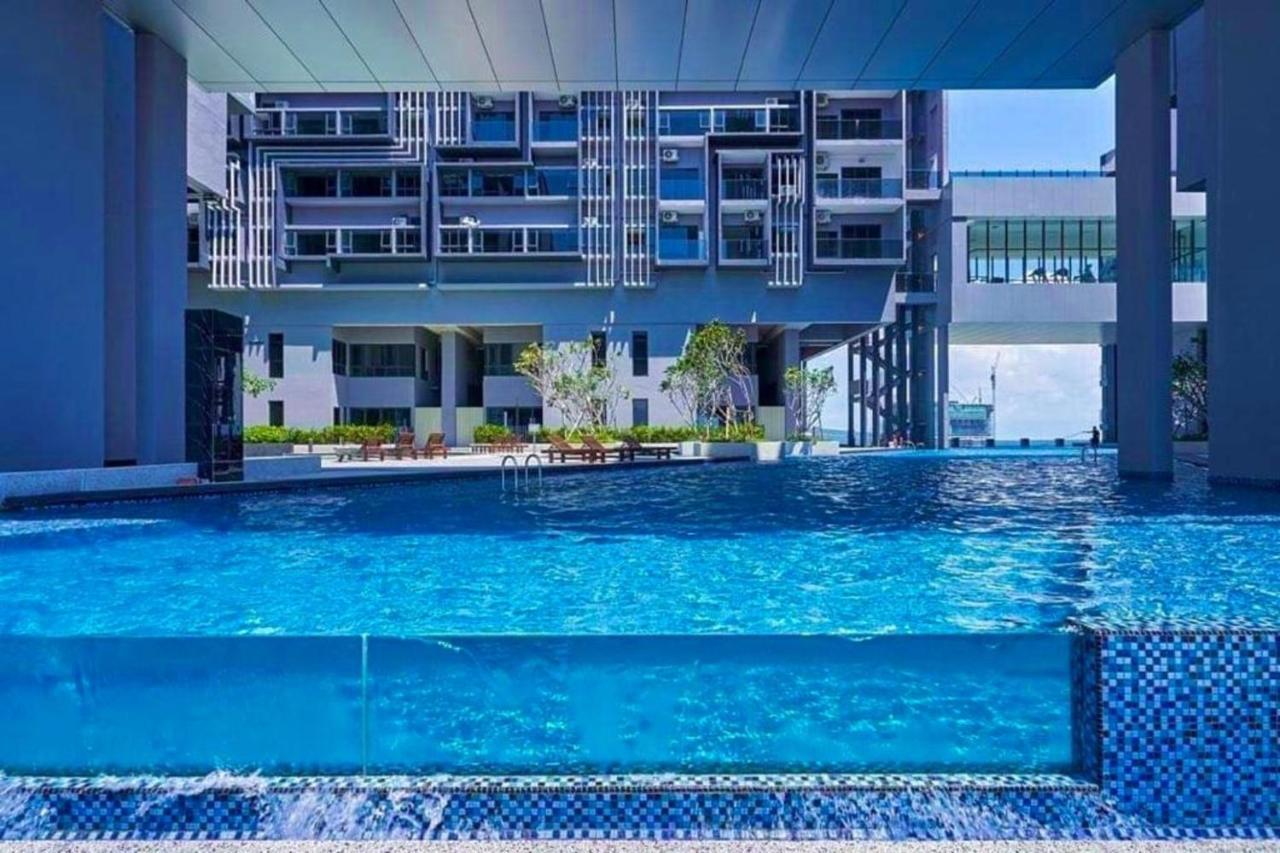 Imperio,res - Chinoiserie -- Art -- Pool View *